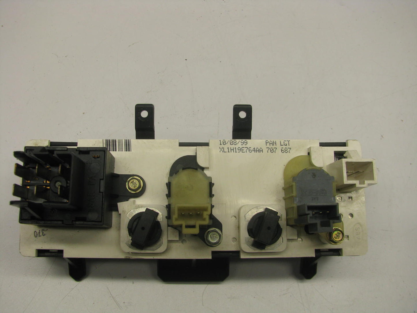 NEW UNBOXED XL1H-19E764-AA Rear Overhead HVAC Control Switch 99-02 Expedition