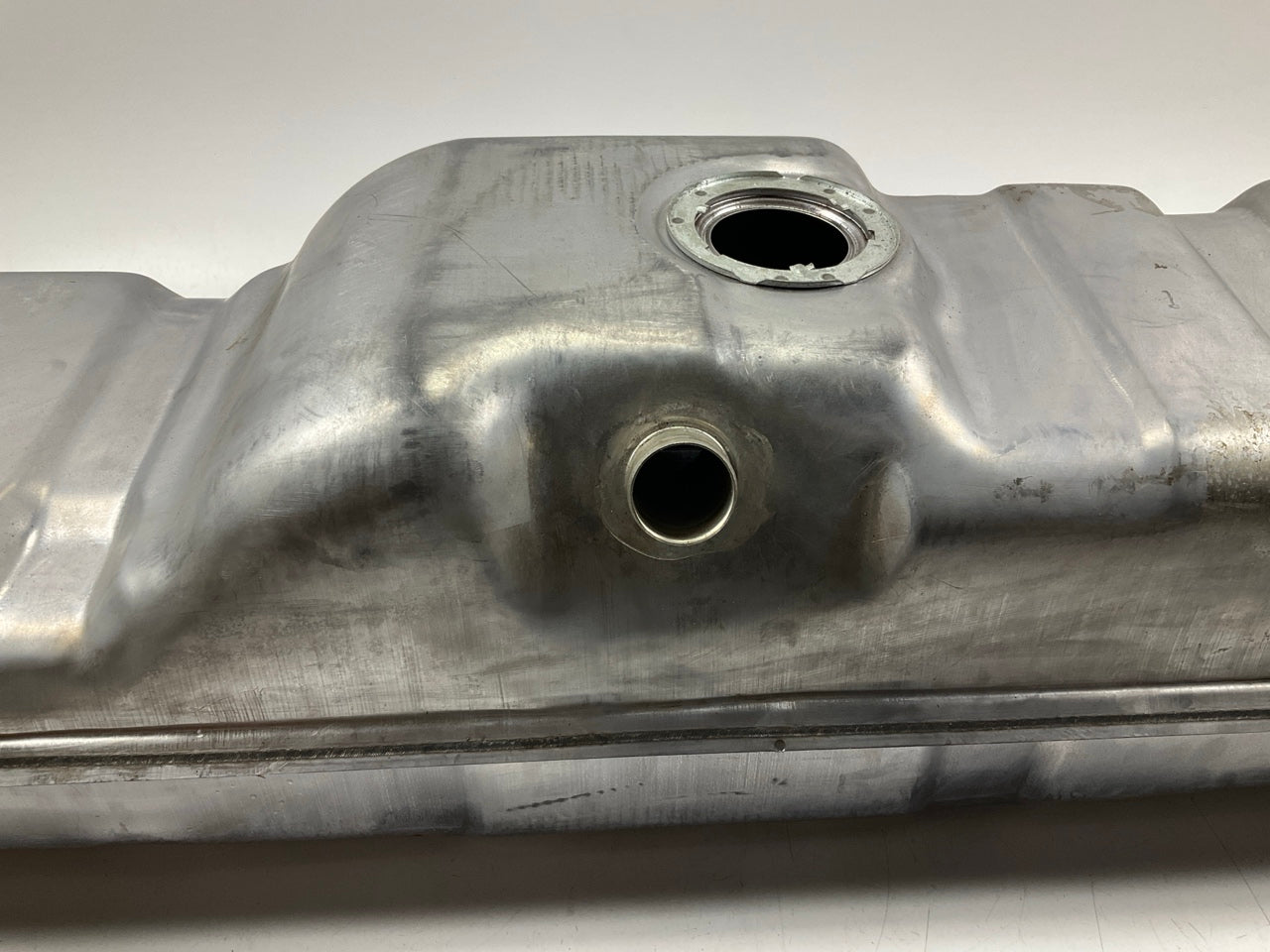LIGHT COSMETIC DAMAGE - Spectra GM22B 34 Gallon Midship Fuel Gas Tank