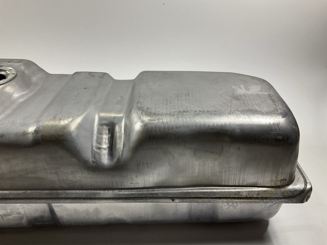 LIGHT COSMETIC DAMAGE - Spectra GM22B 34 Gallon Midship Fuel Gas Tank