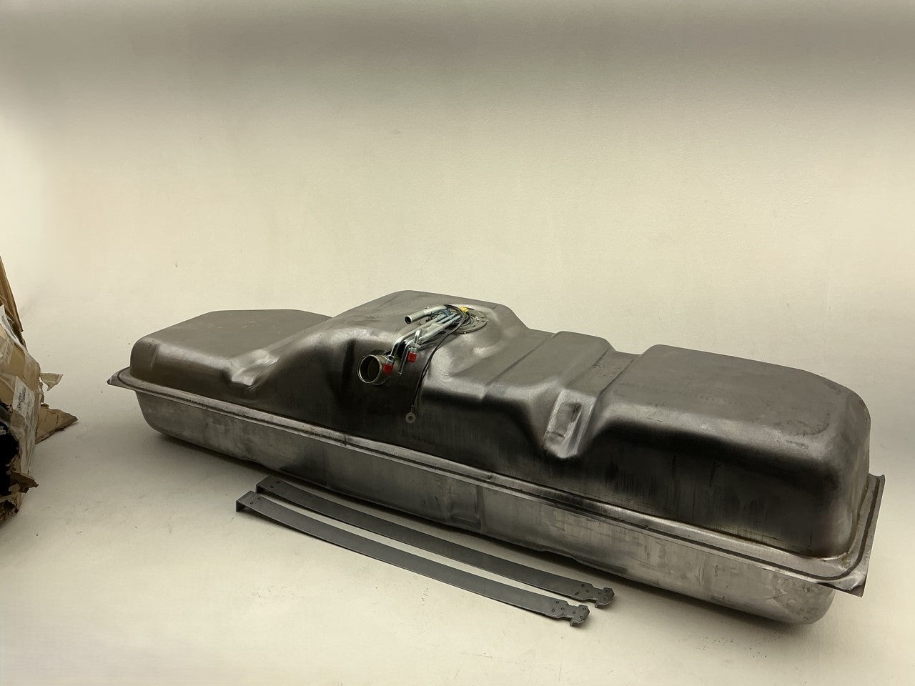 Spectra GM22B1FA Front Of Rear Axle 34 Gallon Fuel Gas Tank With Fuel Pump