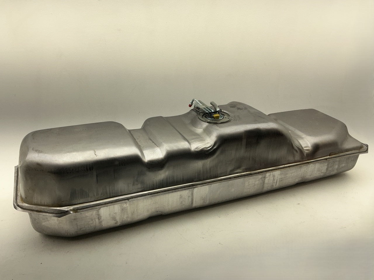 Spectra GM22B1FA Front Of Rear Axle 34 Gallon Fuel Gas Tank With Fuel Pump