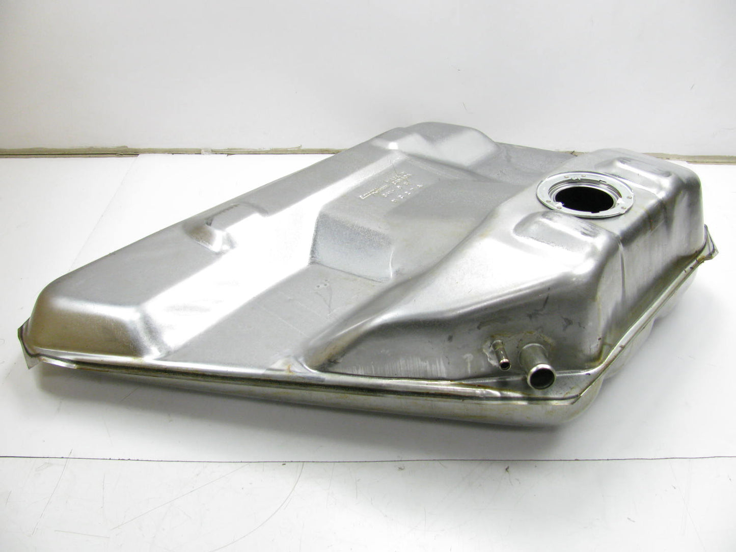 Spectra GM9B Fuel Gas Tank - 15 Gallon - 28-5/8'' X 38-1/8'' X 10-7/8''