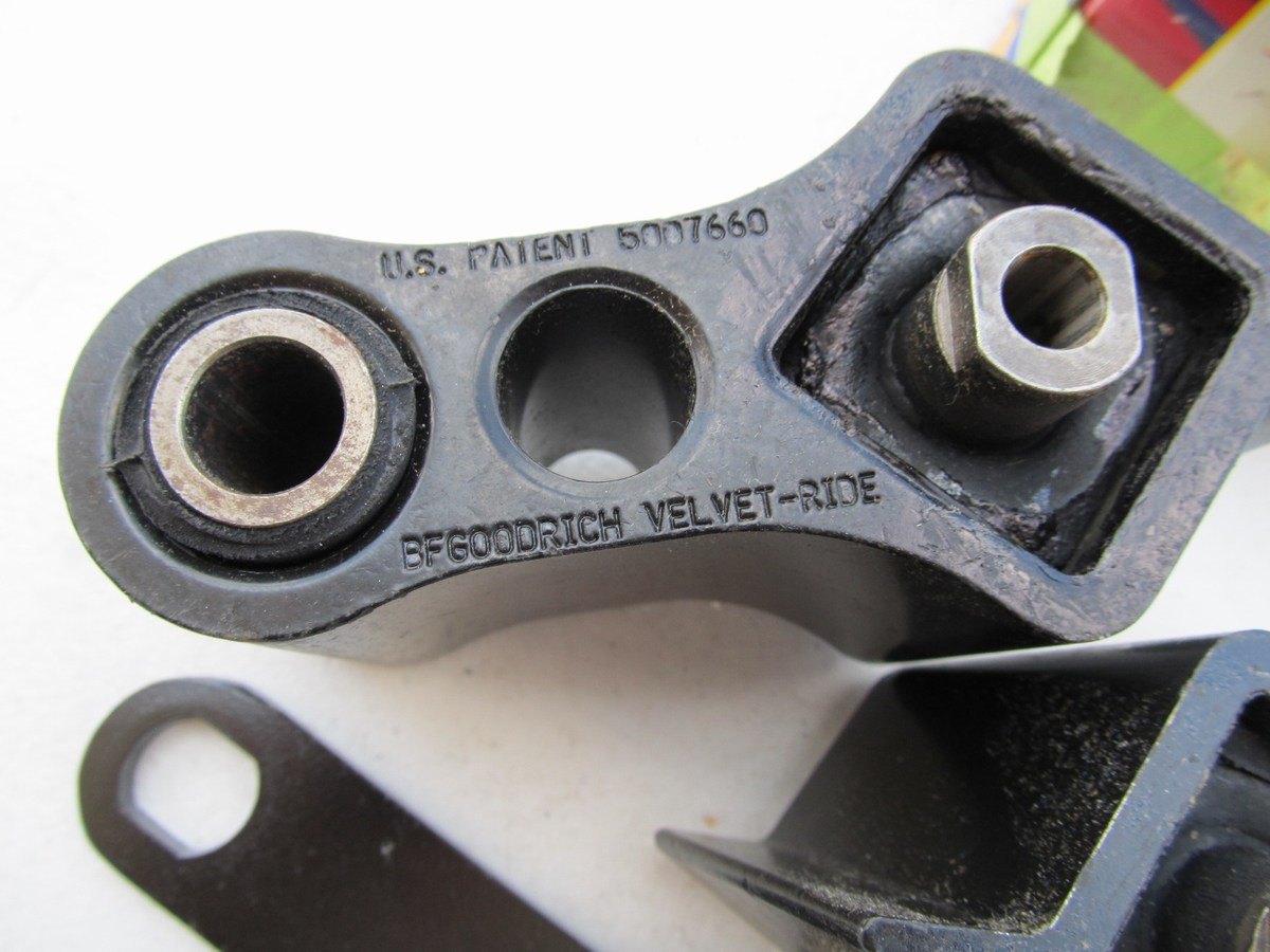 Spicer 274-3001 Velvet Ride Sulastic Shackle Rubber Springs For 92-00 Chevy GMC