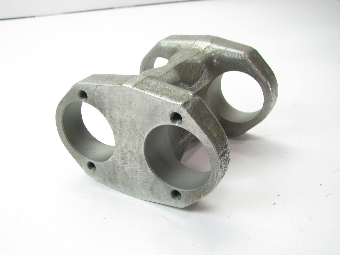 Spicer 5-26-627 Center Yoke - 3'' Center To Center - 5-5/16'' X 5-5/16''