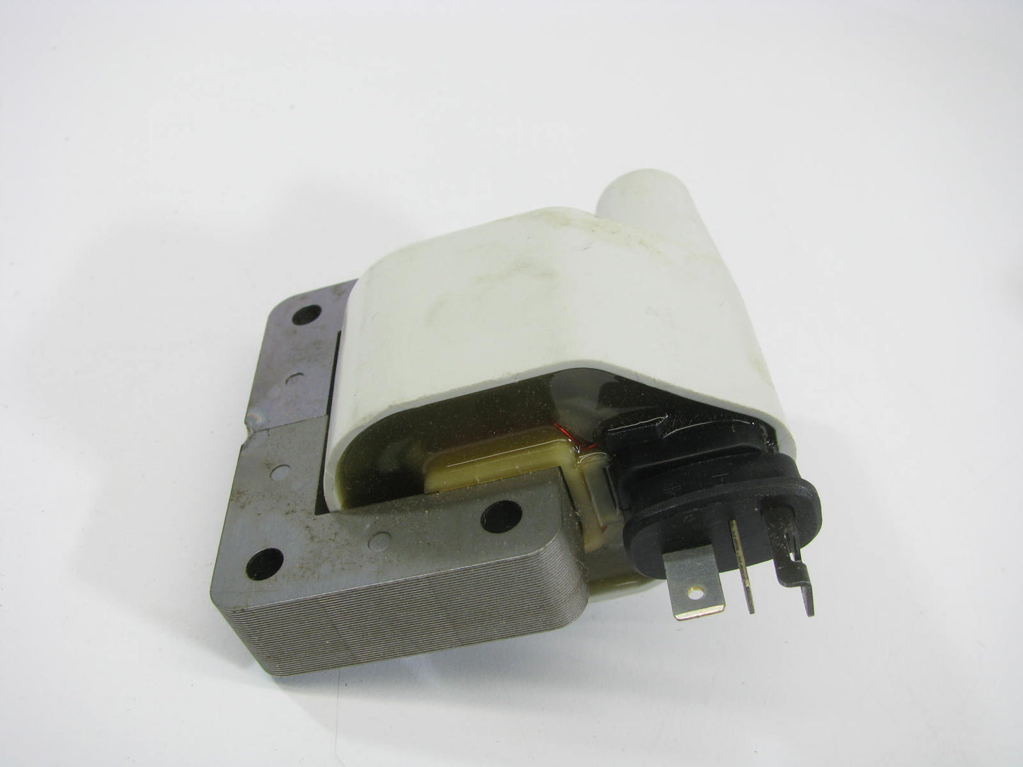 Standard FD-483 Ignition Coil - UF221 B6S7-18-10XA C952 C946 C952
