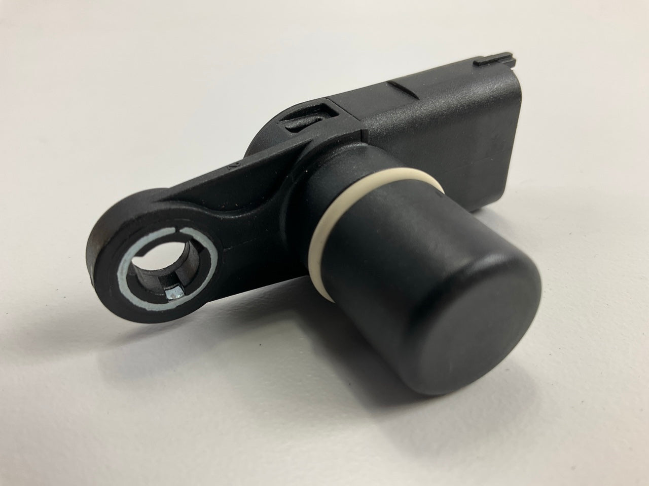 Standard Motor Products PC908 Engine Camshaft Cam Position Sensor
