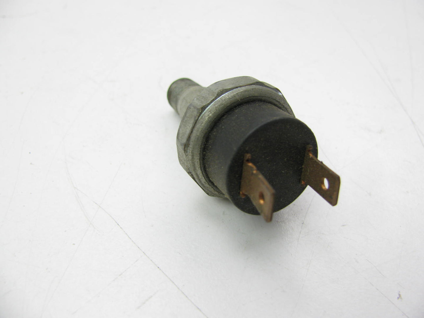 Standard Motor Products PS-126 Engine Oil Pressure Sender For Light