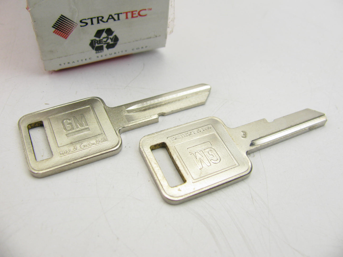 (2) Strattec 320404 GM Logo OEM IGNITION ''E'' Key Blank, Uncut