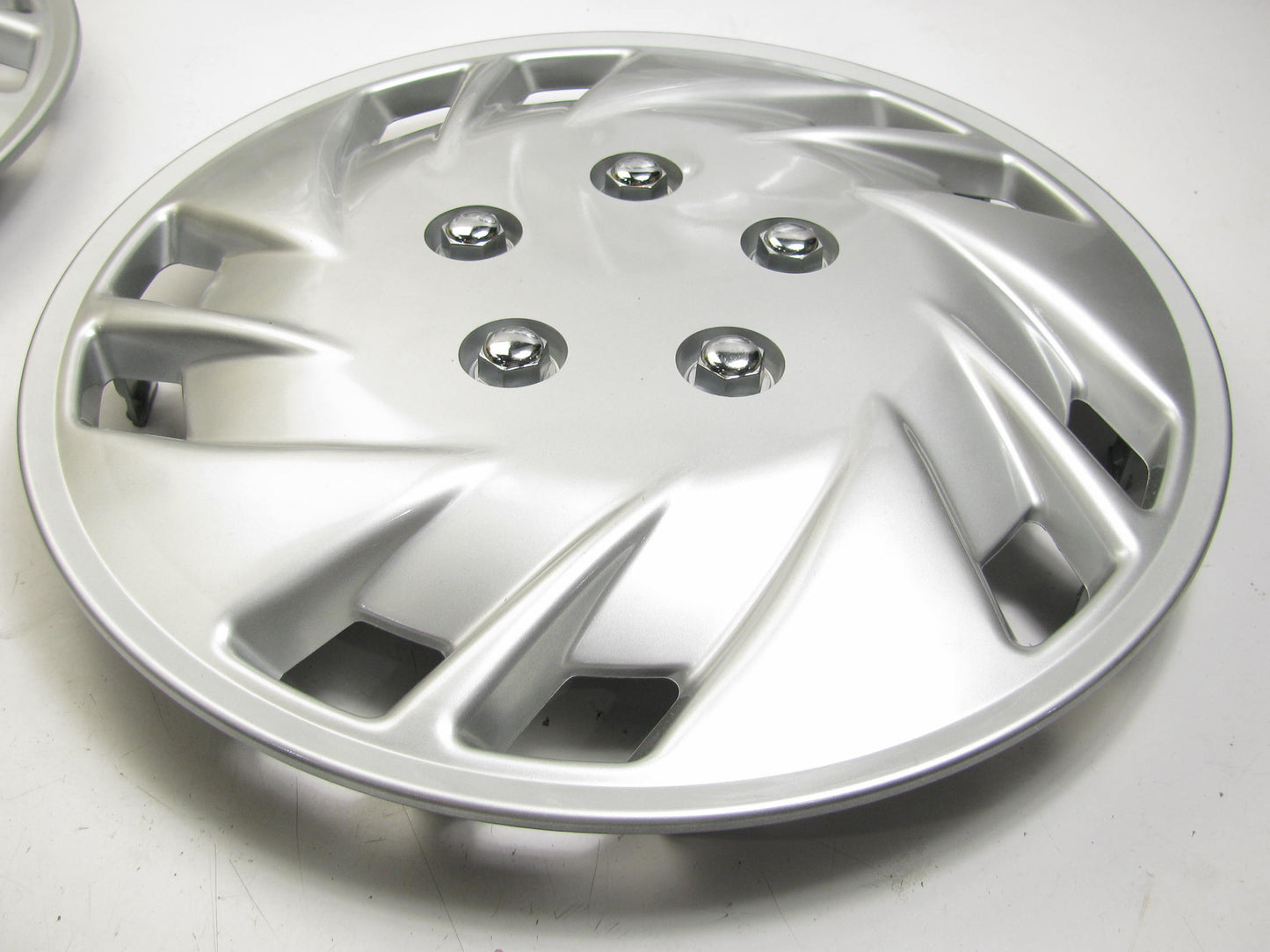 Style-line 7015PK Universal 15'' Plastic Wheel Cover Set - Torpedo Style