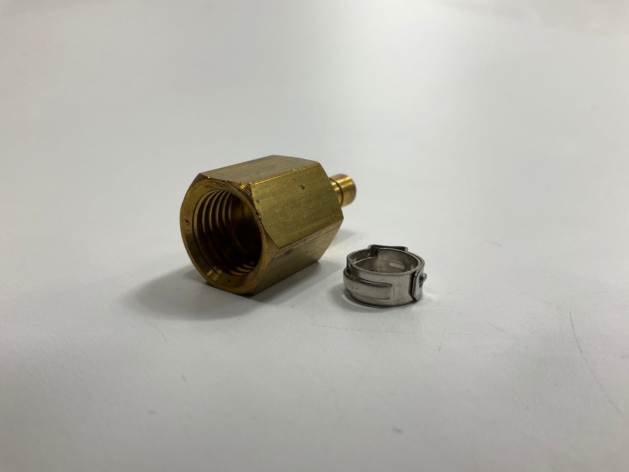 SUR-R K107 5/16 Inch 14mm Female To Nylon Metric Line Adapter