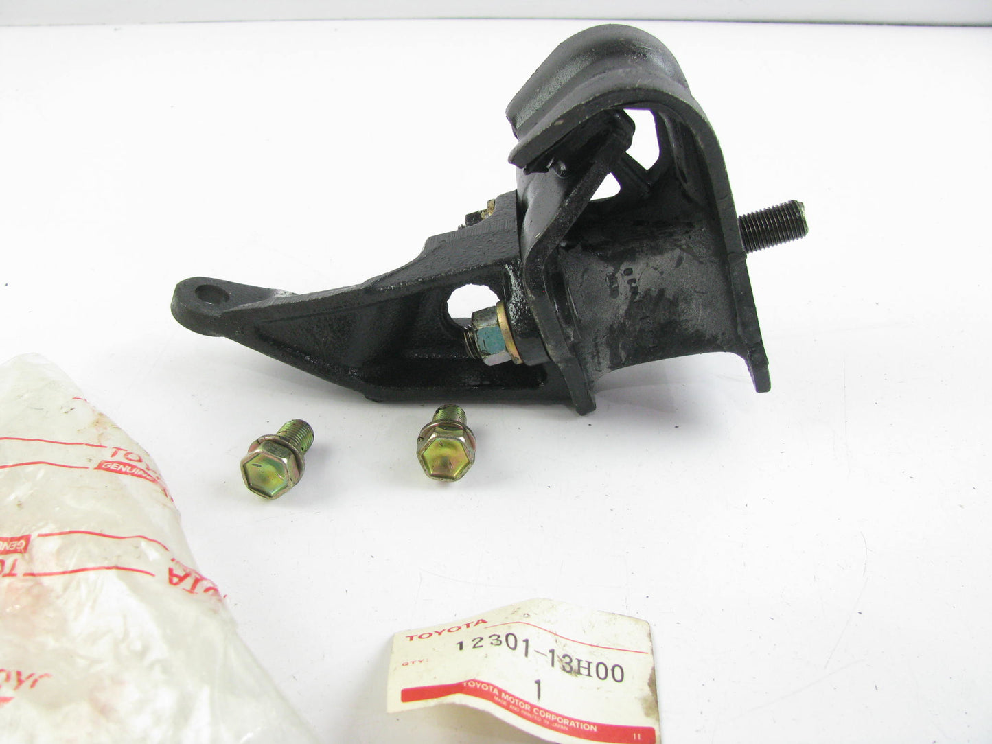 NOS GENUINE OEM Toyota 12301-13H00 R.H. Right Motor Mount For 1980-1982 Starlet