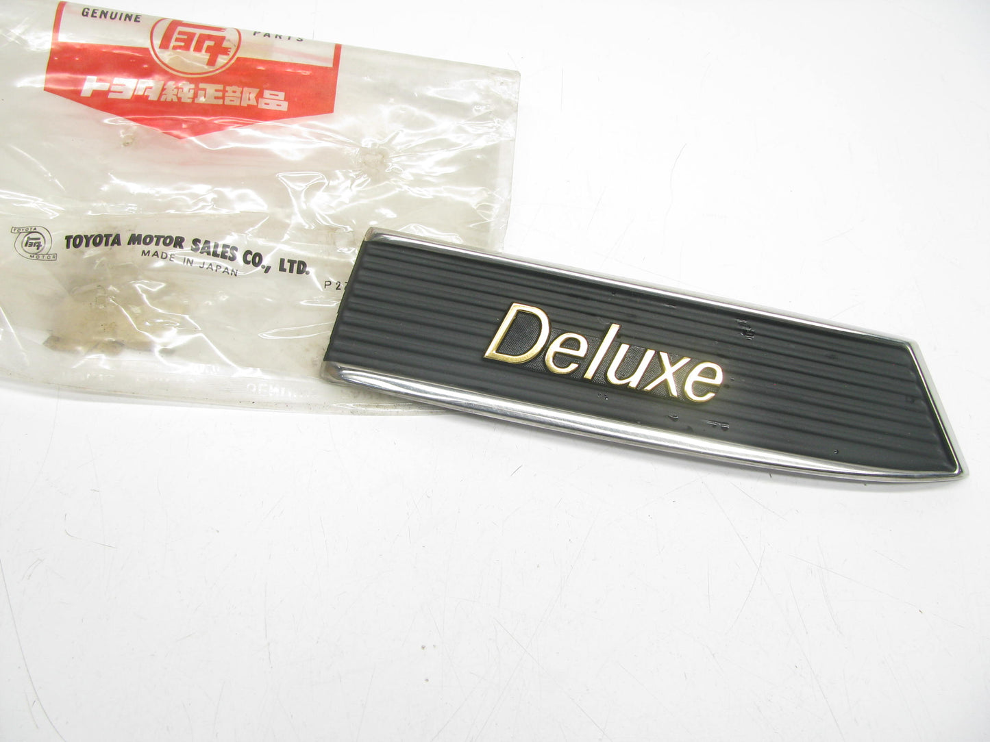 NOS OEM Trim Badge Emblem ( DELUXE ) 75640-20040 For TOYOTA