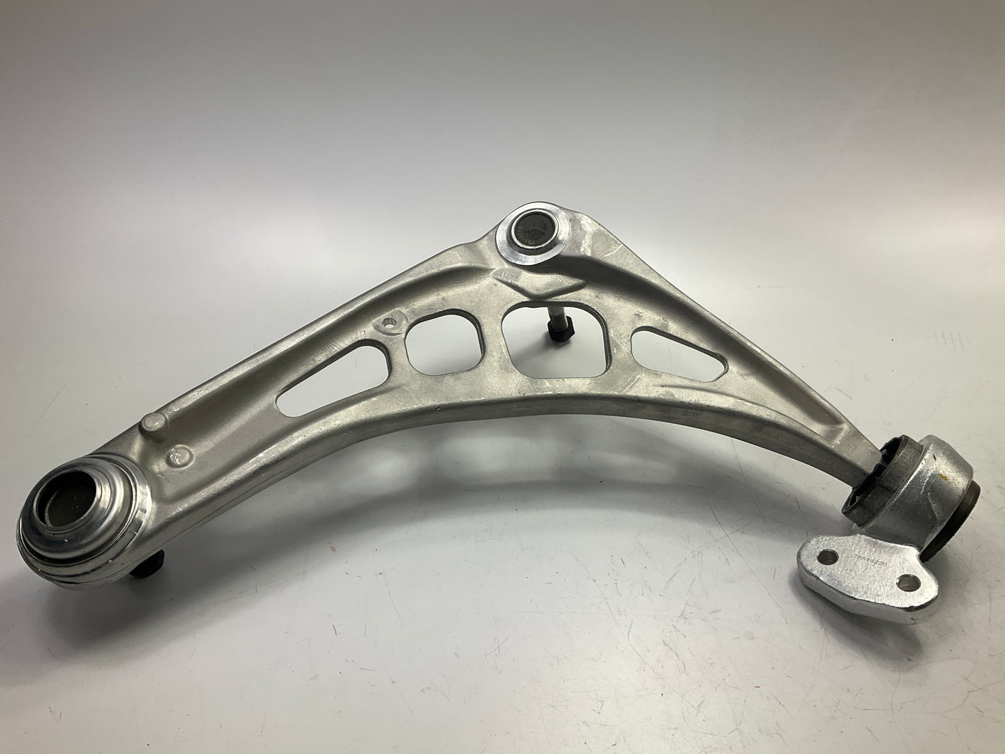 Trustar TK80528 Front Right Lower Suspension Control Arm & Ball Joint