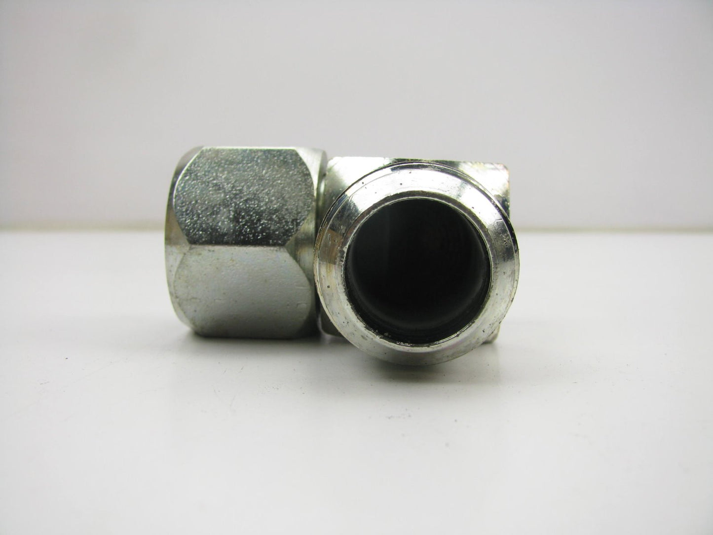 TRW Elbow 90 Swivel 37 Deg. (JIC) Male To 37 Deg (JIC) Female -16 To -16 Fitting