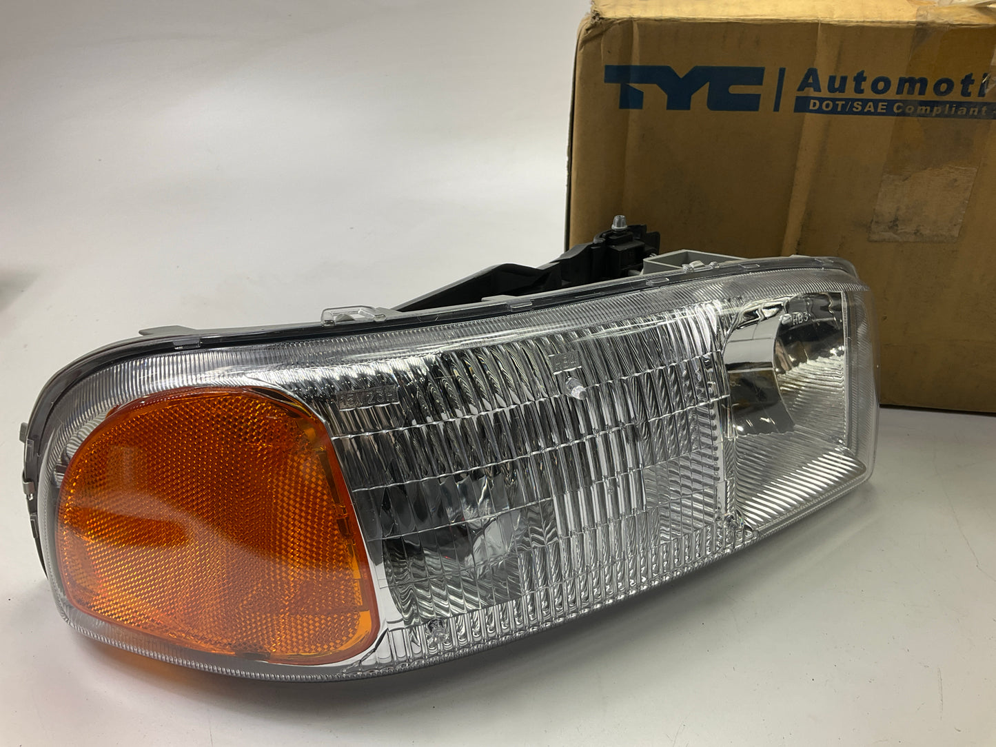 TYC 20-5567-00-1 Front Right Passenger Side Headlight Headlamp
