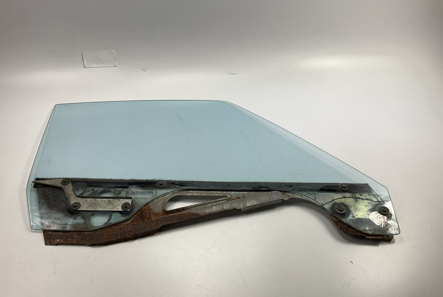 USED, HAS A SCRATCH, SEE PHOTOS Right Door Glass For 70-76 Datsun 240z 260z 280z