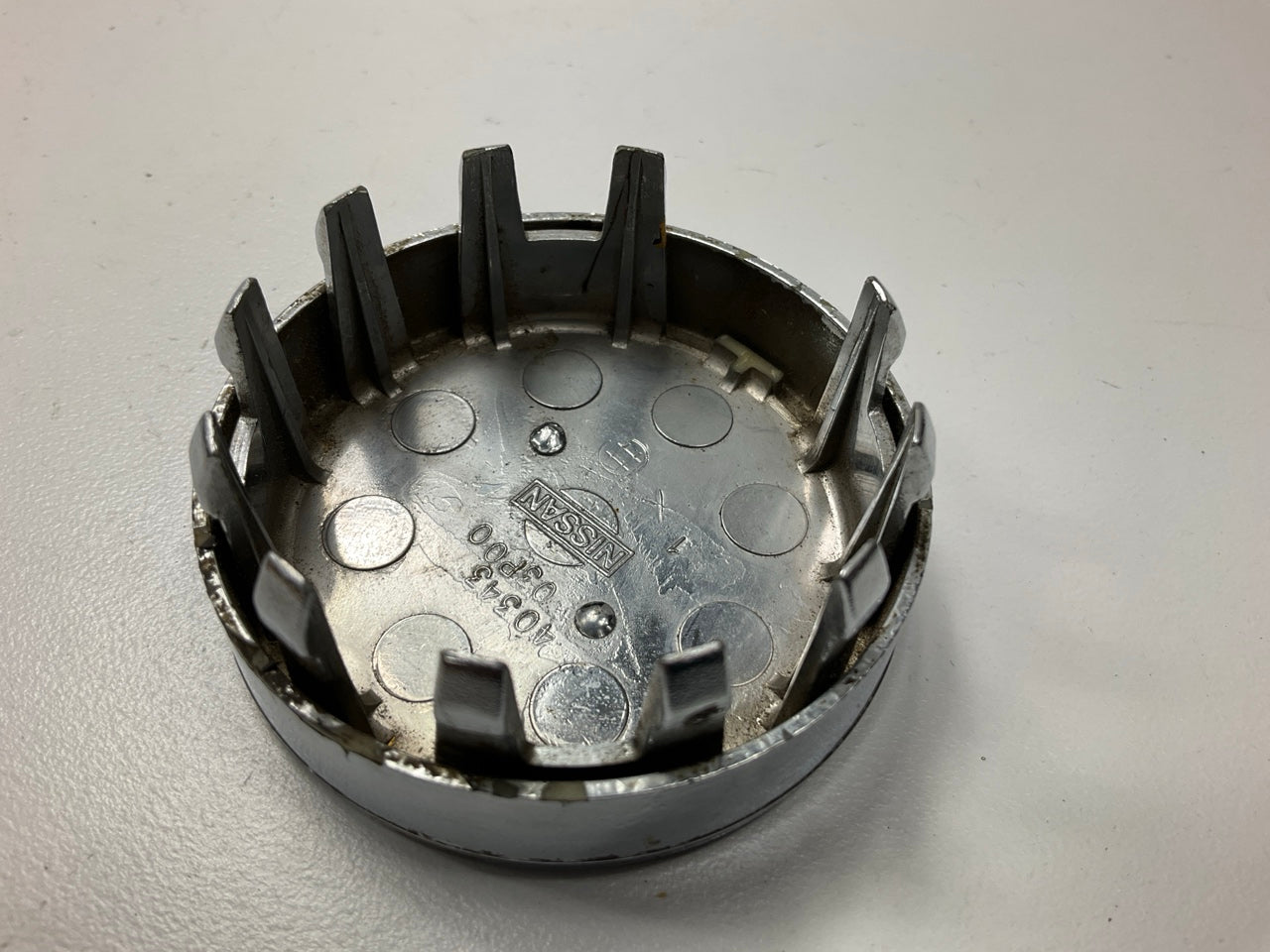 USED, ONE Mounting Tab Broken - Wheel Center Cap OEM For 84-86 Nissan 300zx Z31