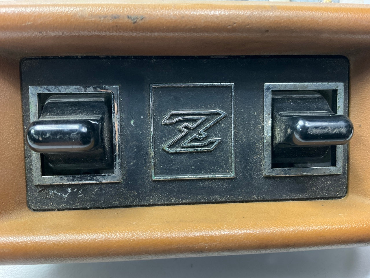 USED Front Left Door Master Power Window Switch, Brown, For 79-83 Datsun 280zx