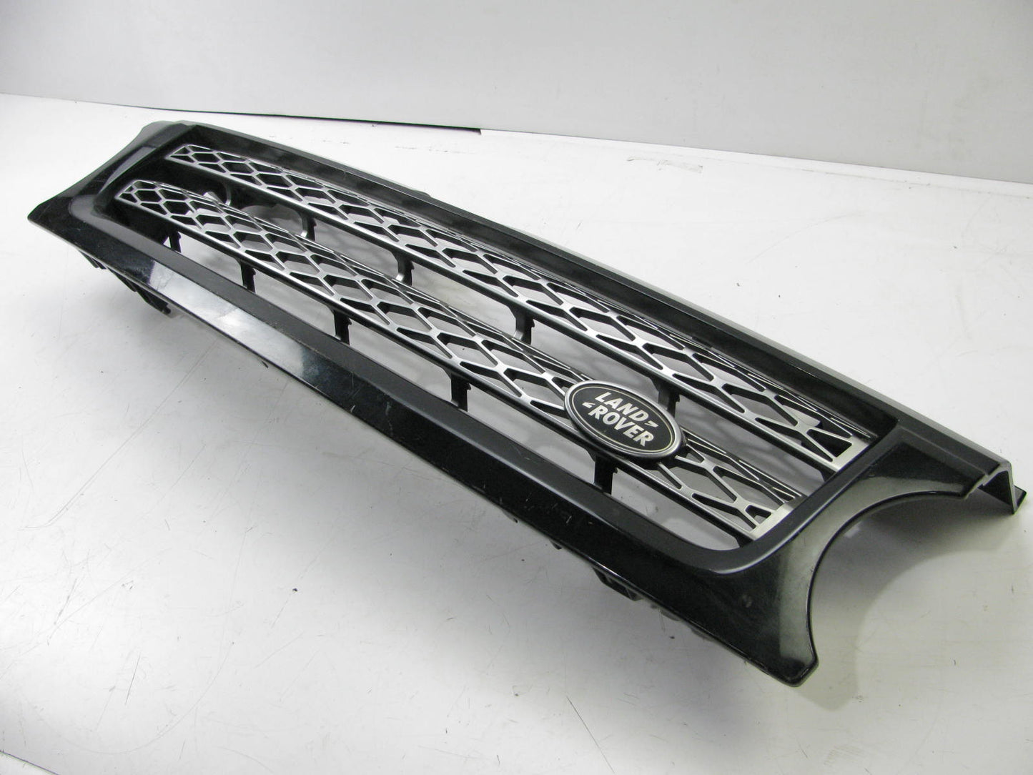 USED - FRONT GRILLE AH32-8138-AW BLACK For 2010-2013 Range Rover