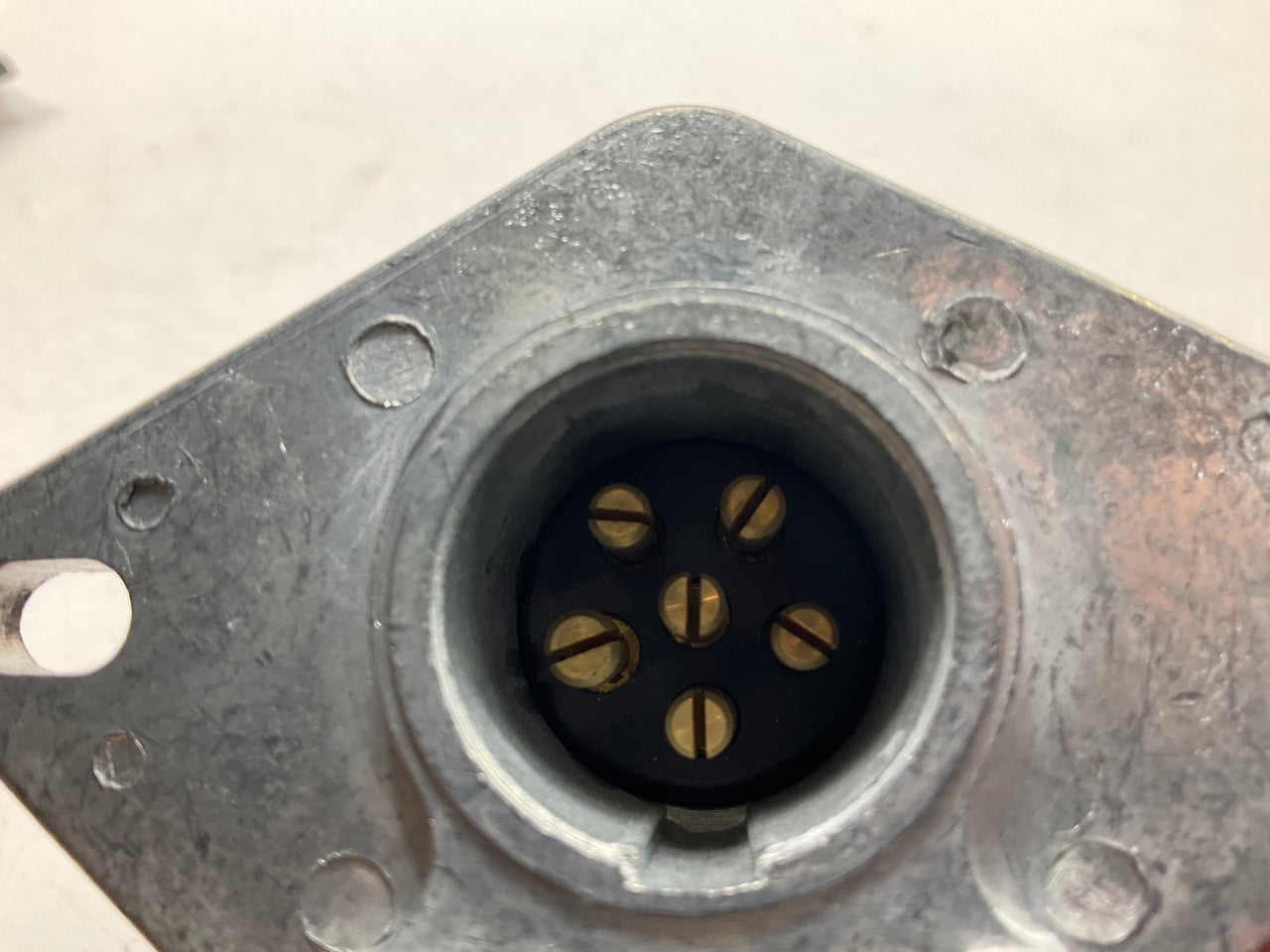 Velvac 055052 Die Cast Six-Way Trailer Connector Socket