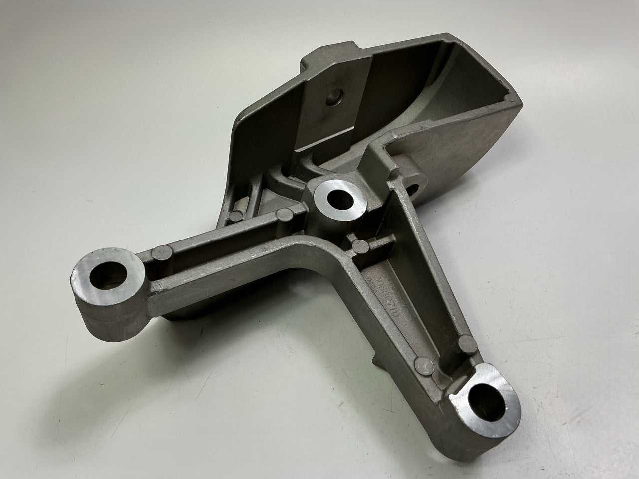 NEW OEM 2007-2014 Volvo XC90 Right Engine Torque Strut Rod Mount Support Bracket