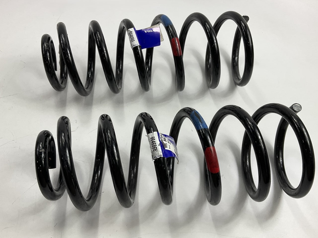 (2) NEW OEM Volvo 8646866 Rear Coil Springs