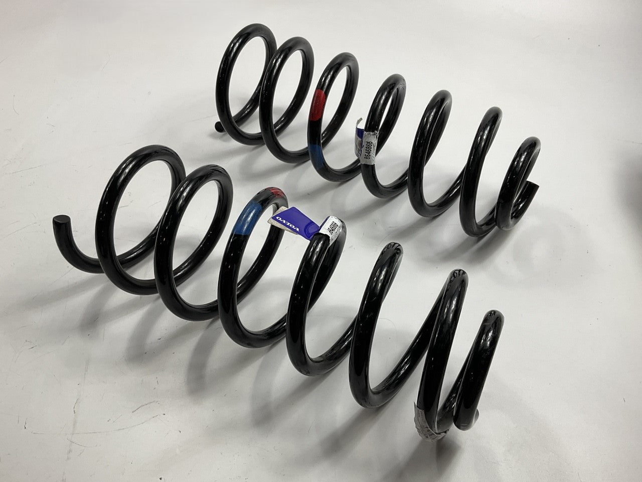 (2) NEW OEM Volvo 8646866 Rear Coil Springs