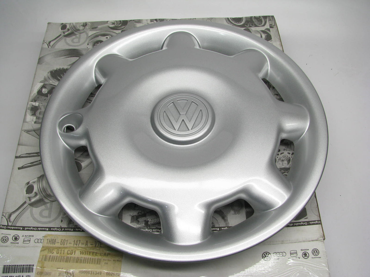 NEW GENUINE VW Audi 1HM601147A-V7L Wheel Hub Cap OEM For 93-99 Volkswagen Jetta