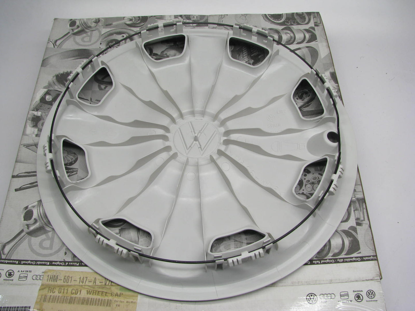 NEW GENUINE VW Audi 1HM601147A-V7L Wheel Hub Cap OEM For 93-99 Volkswagen Jetta