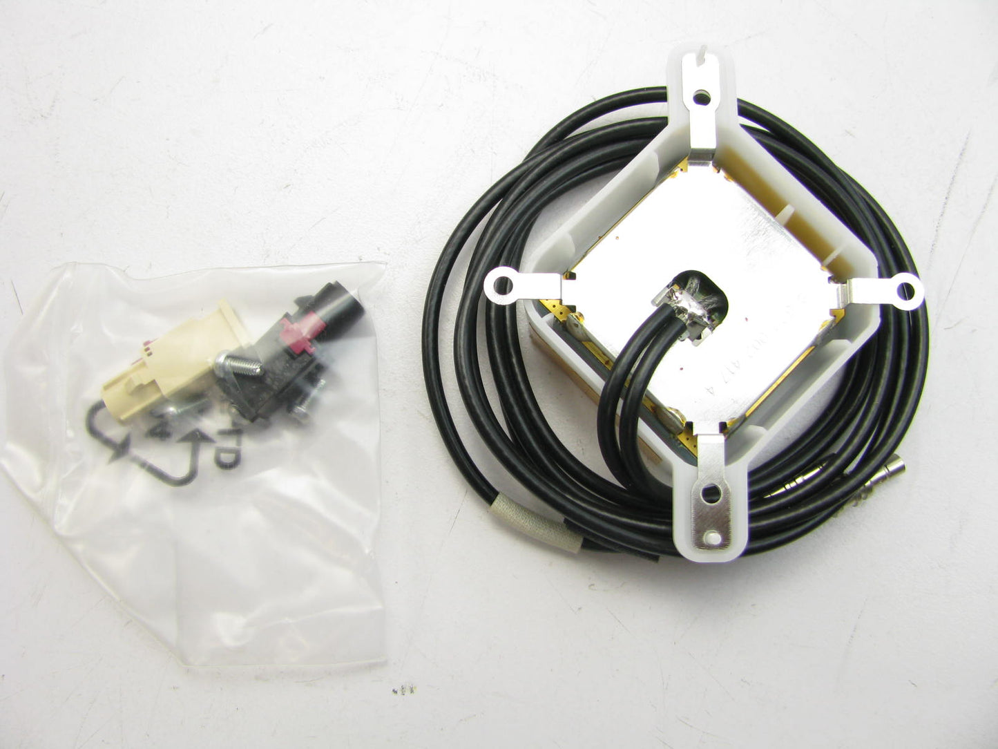 NEW - OEM VW Audi 1Q0035532 Radio Booster Antenna 2007-2008 Volkswagen EOS