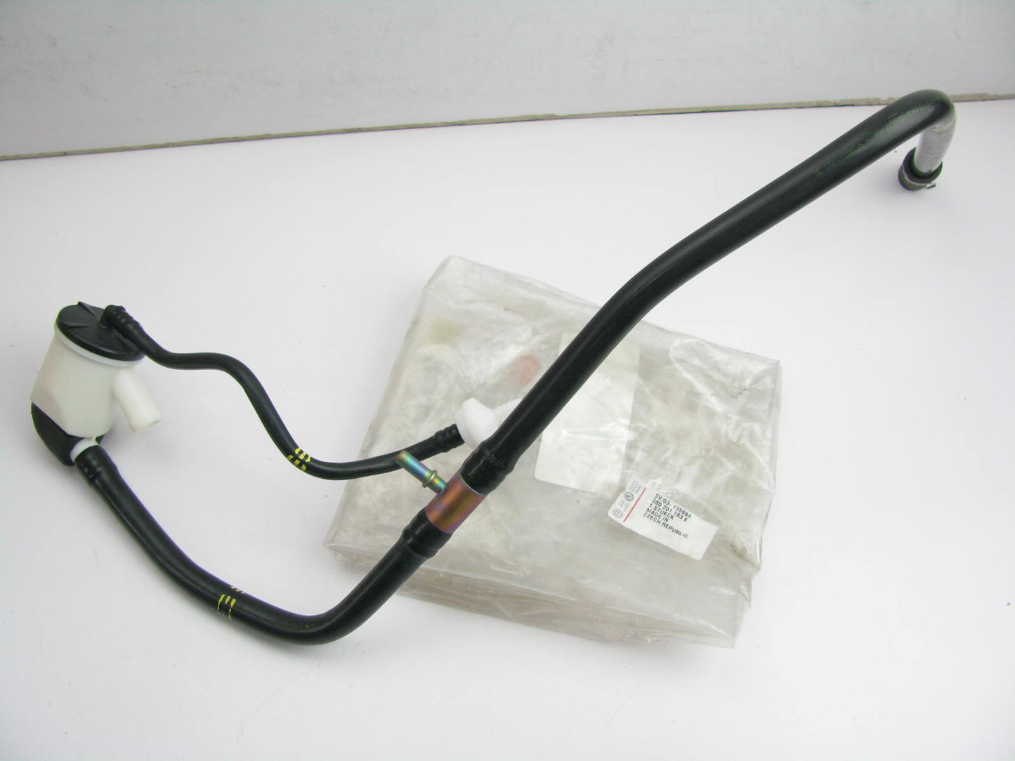 NEW - OEM VW Audi 3B0201183E Breather Line & Float Valve 2003-2005 Passat
