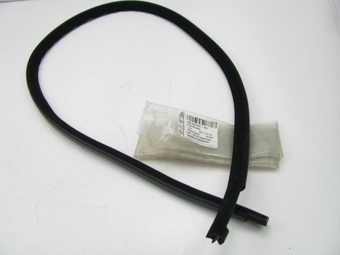 NEW - OEM 3B5839440JB41 Rear Right Glass Run Channel Rubber Seal 98-05 VW Passat