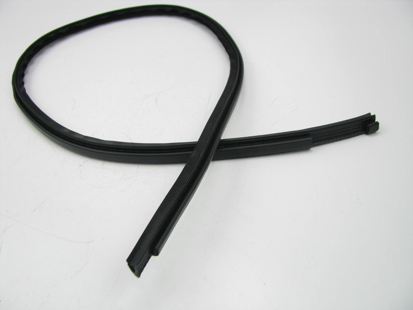NEW - OEM 3B5839440JB41 Rear Right Glass Run Channel Rubber Seal 98-05 VW Passat