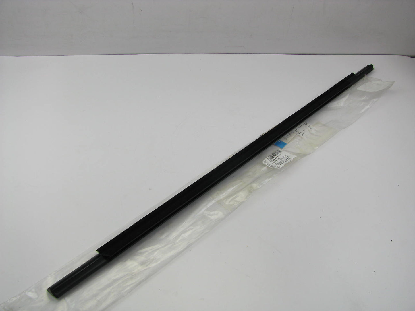NEW GENUINE OEM Vw Audi Rear Left Exterior Door Weatherstrip Seal 07-10 Passat