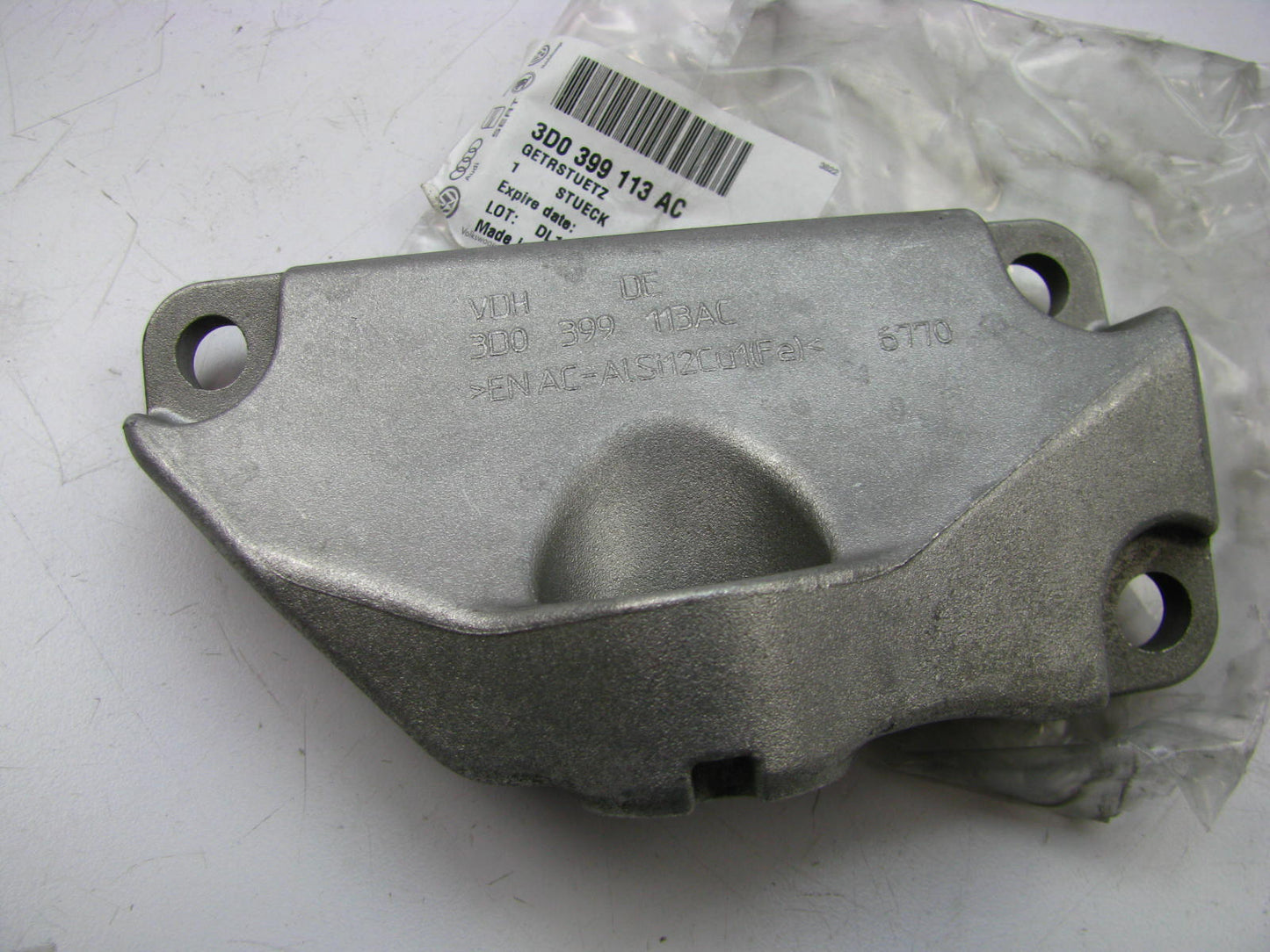 NEW - OEM GENUINE Left Transmission Mount Bracket 04-06 Volkswagen Phaeton 4.2L
