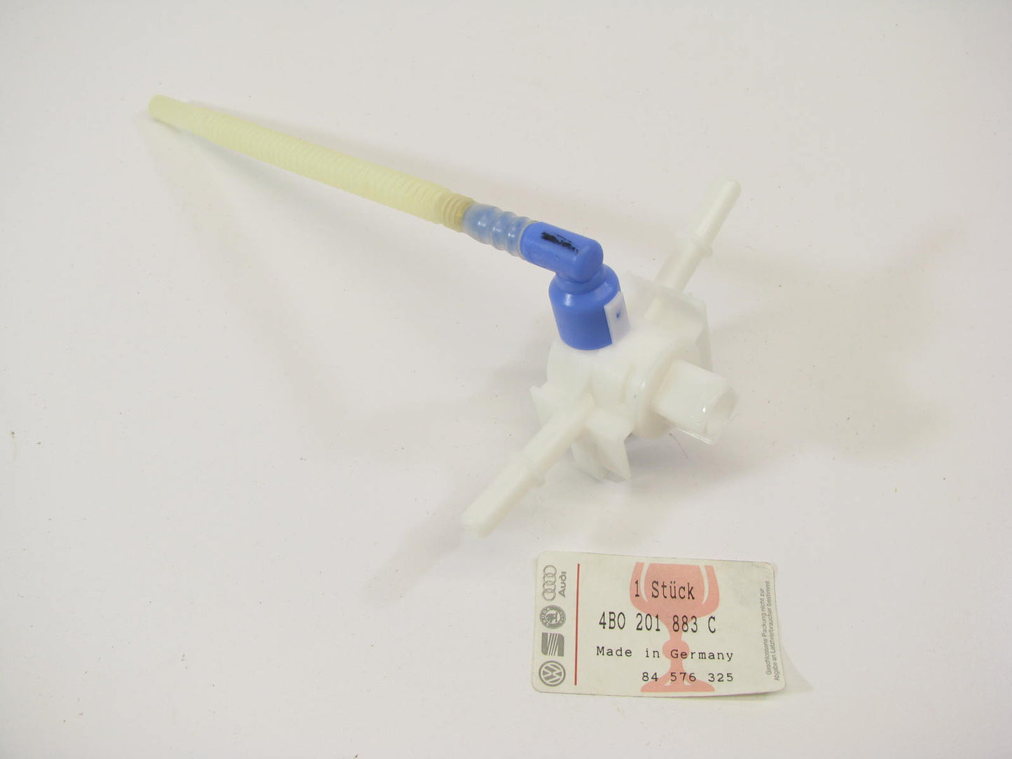 NEW - OEM VW Audi 4B0201883C Fuel Injection Fuel Distributor
