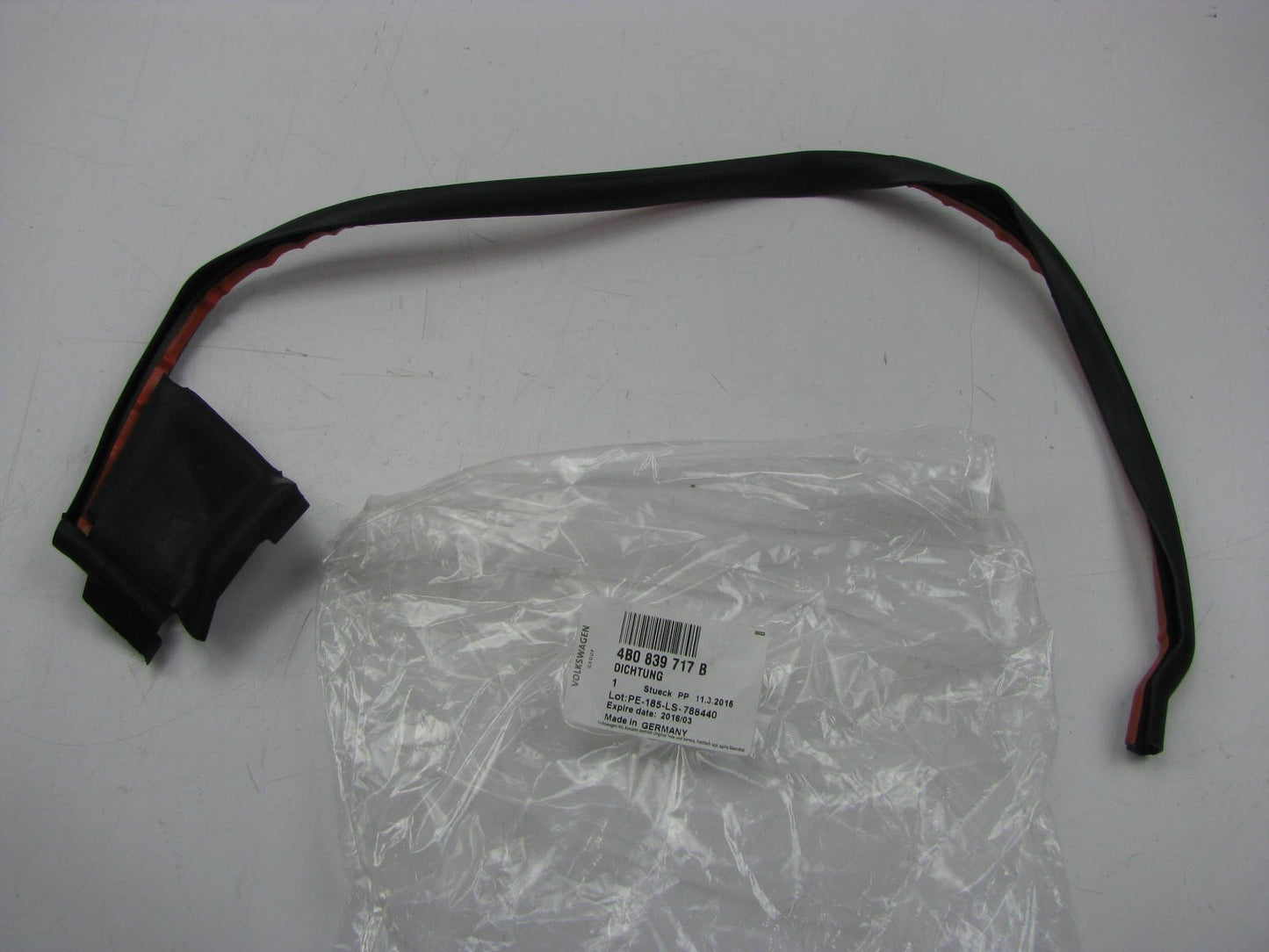 NEW GENUINE Rear Left Side Door Weatherstrip Seal OEM Audi 4B0839717B
