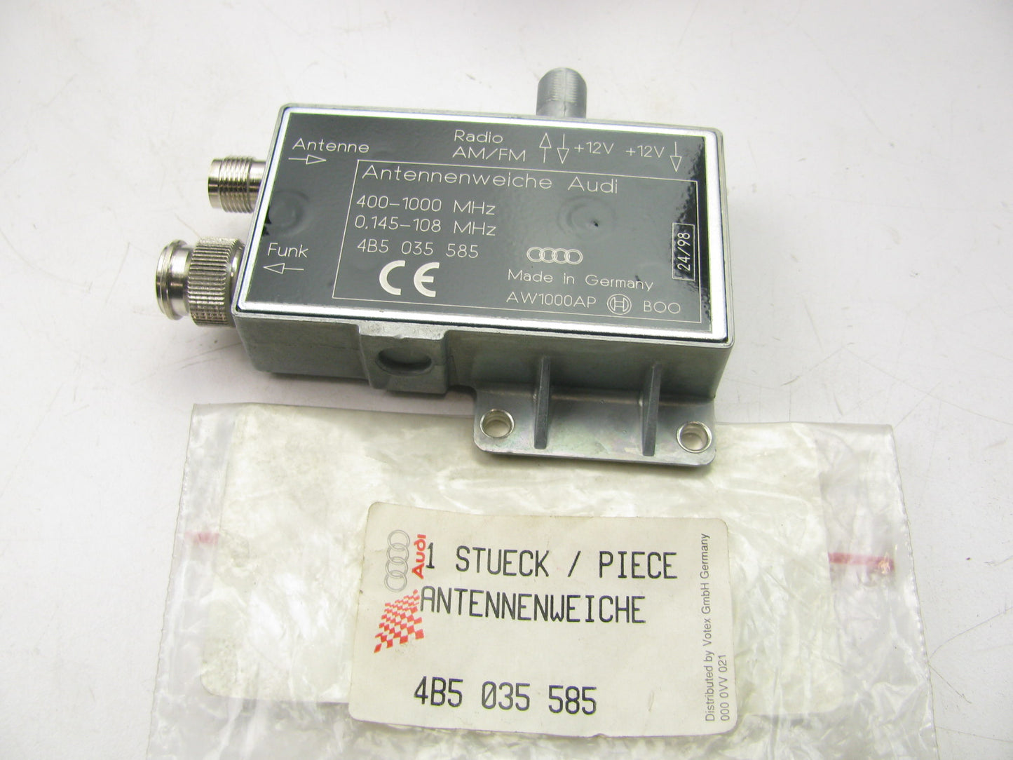 NEW - OEM VW Audi 4B5-035-585 Antenna Booster / Splitter