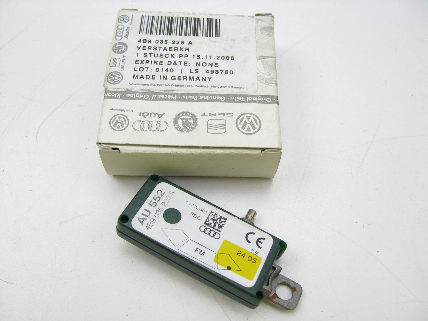 NEW GENUINE Radio Stereo Antenna Amplifier Booster OEM VW Audi 4B9035225A