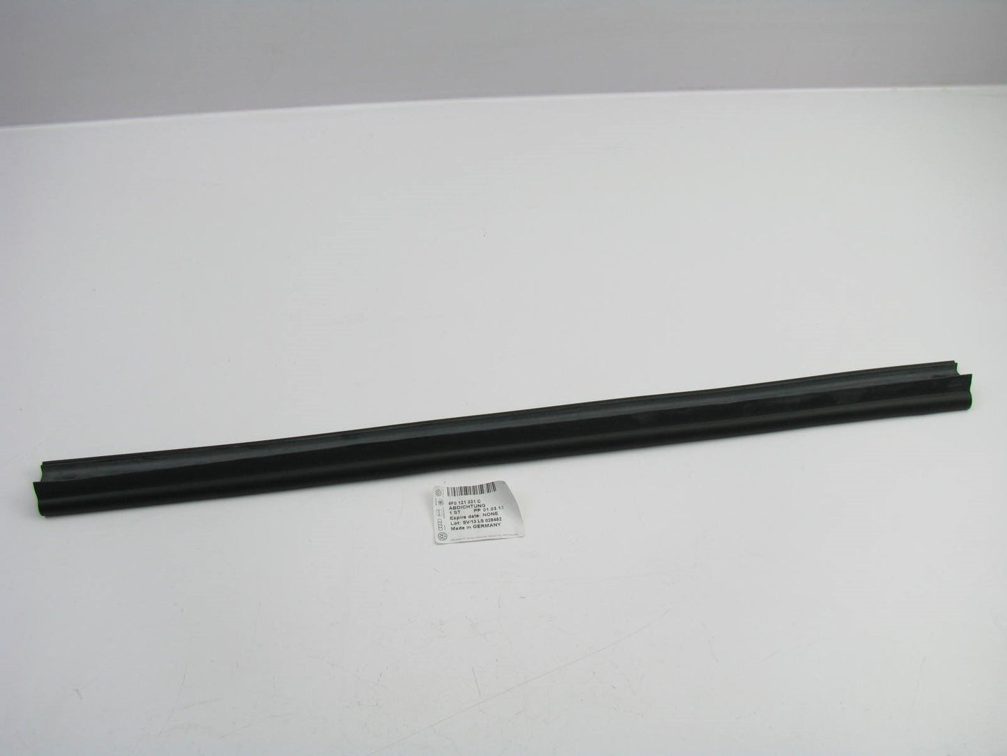 NEW - OEM GENUINE Upper Radiator Weatherstrip Seal 2007-11 Audi S6 4F0121331C
