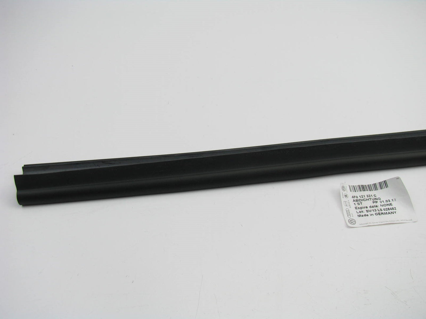 NEW - OEM GENUINE Upper Radiator Weatherstrip Seal 2007-11 Audi S6 4F0121331C