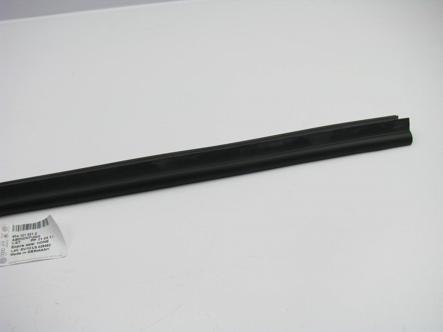 NEW - OEM GENUINE Upper Radiator Weatherstrip Seal 2007-11 Audi S6 4F0121331C