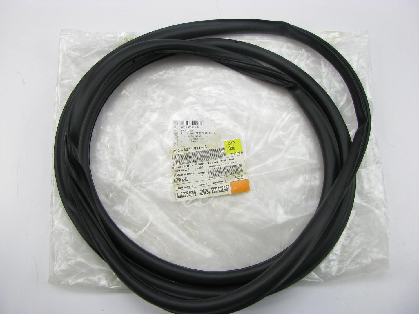 NEW - OEM Front Outer Door Weatherstrip Seal 06-11 Audi A6, 07-11 S6  4F0837911A