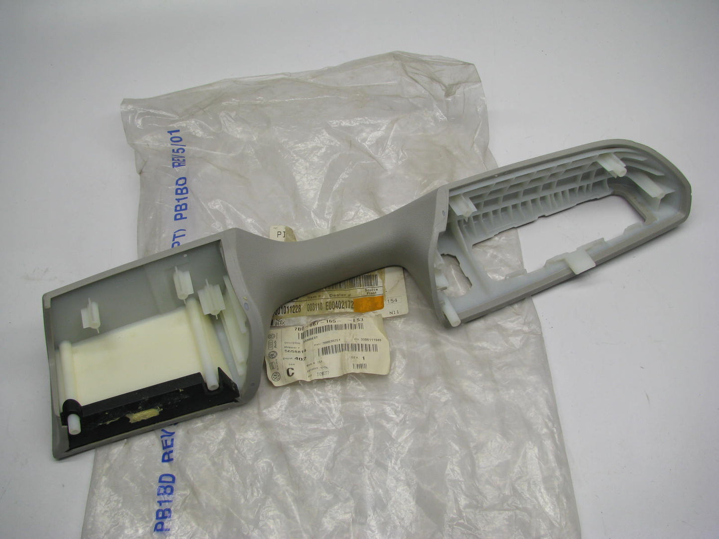 NEW VW Audi 7B0867165ES3 FRONT LEFT Door Armrest Cover OEM For 09-14 Routan