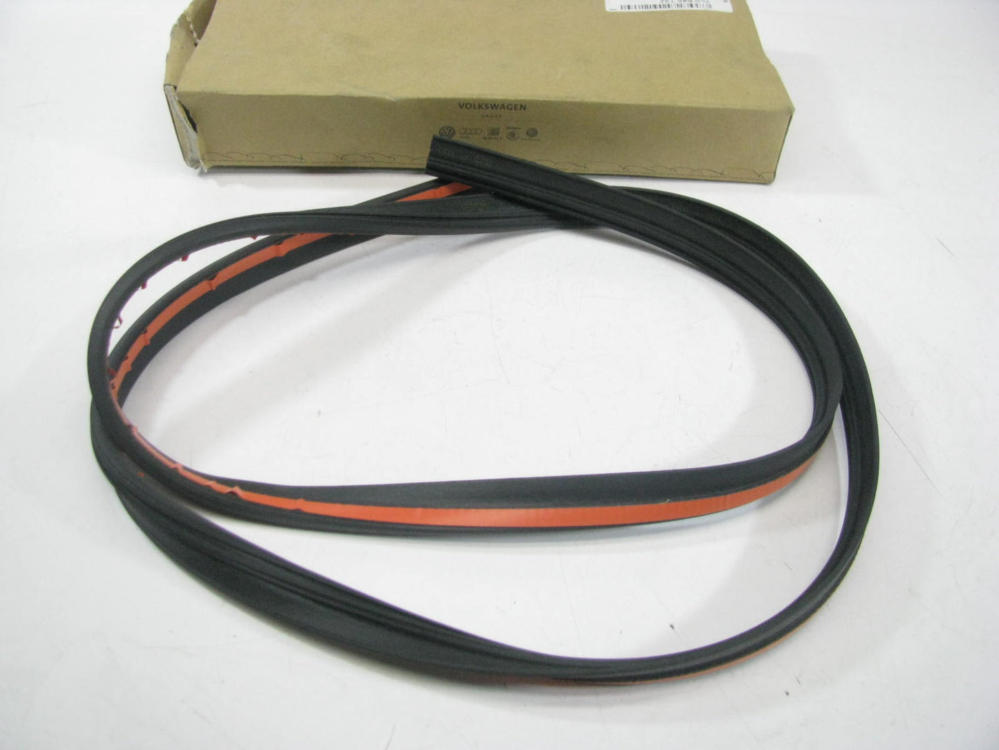 NEW GENUINE FRONT UPPER Windshield Weatherstrip Seal OEM For 04-10 VW Touareg