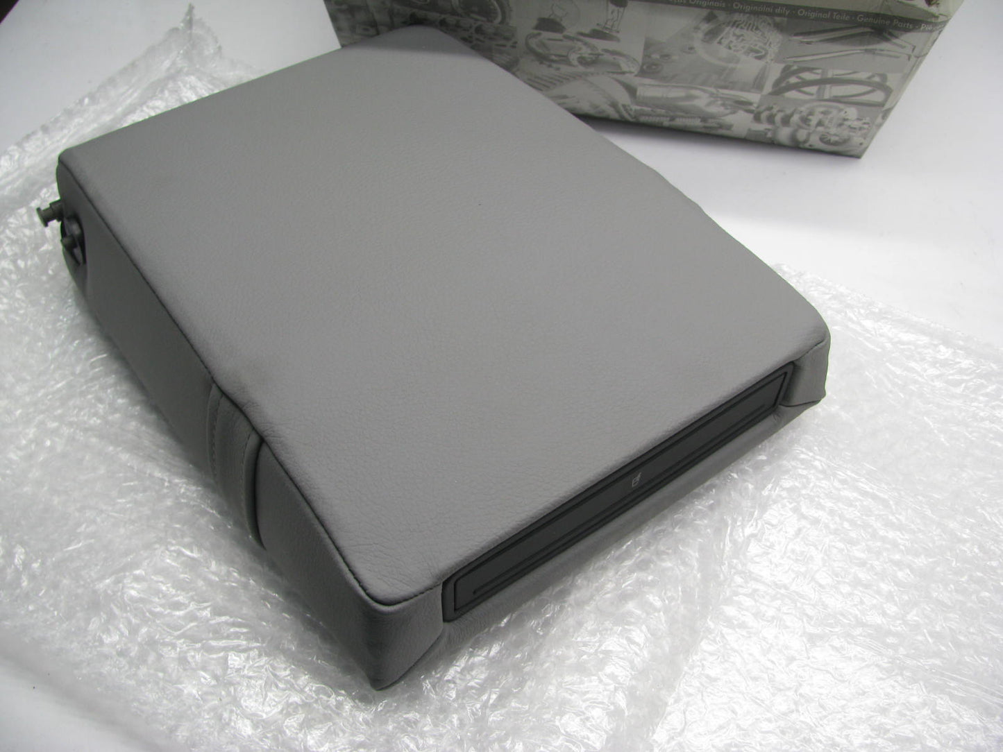 NEW OEM Rear Seat Armrest 7L6885875BK-6P3 Genuine OEM For 2005-2010 VW Touareg