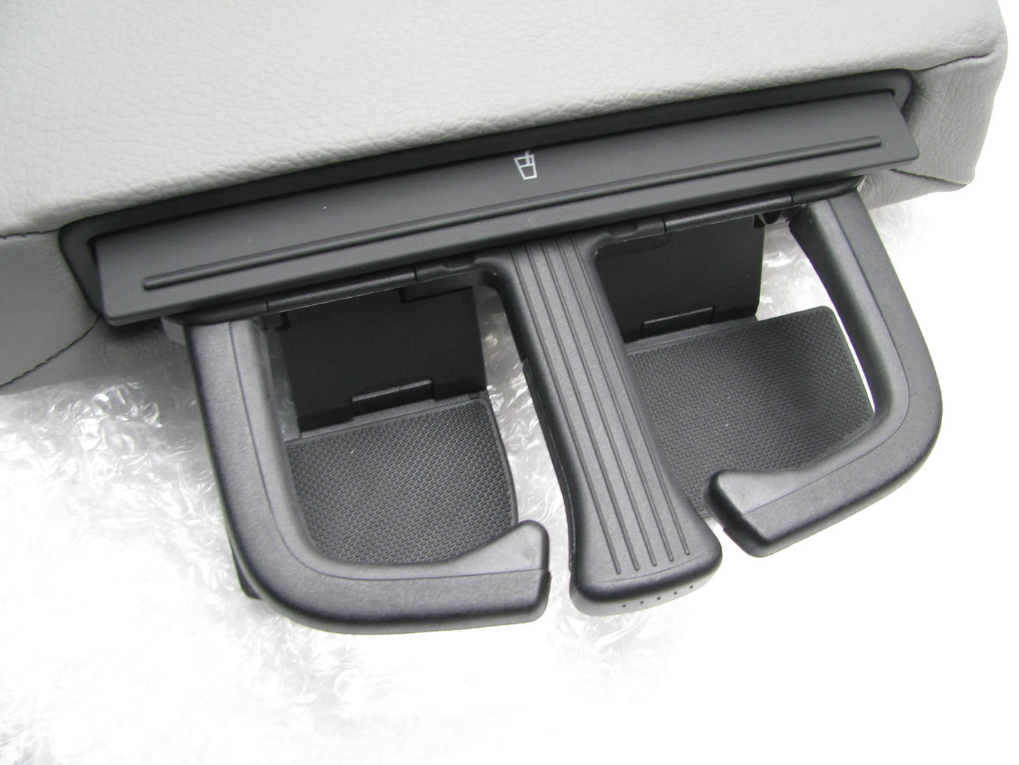 NEW OEM Rear Seat Armrest 7L6885875BK-6P3 Genuine OEM For 2005-2010 VW Touareg