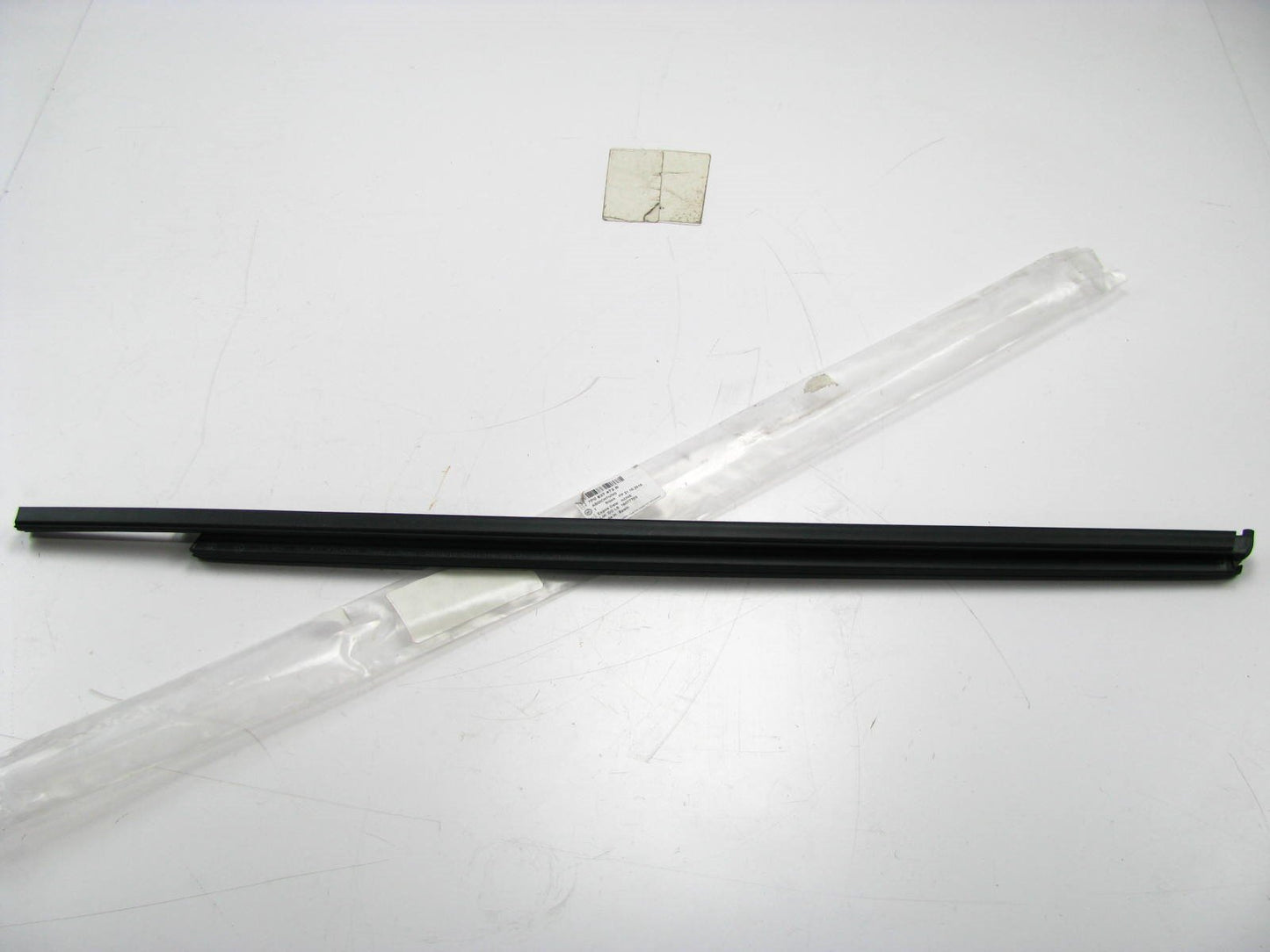 Front Right Side Door Window Belt Weatherstrip OEM VW 7P0837472B