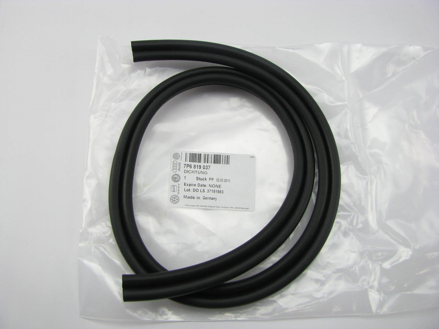 NEW - OEM Left Side Outer Cowl Water Deflector Seal 2012-17 VW Touareg 7P6819037