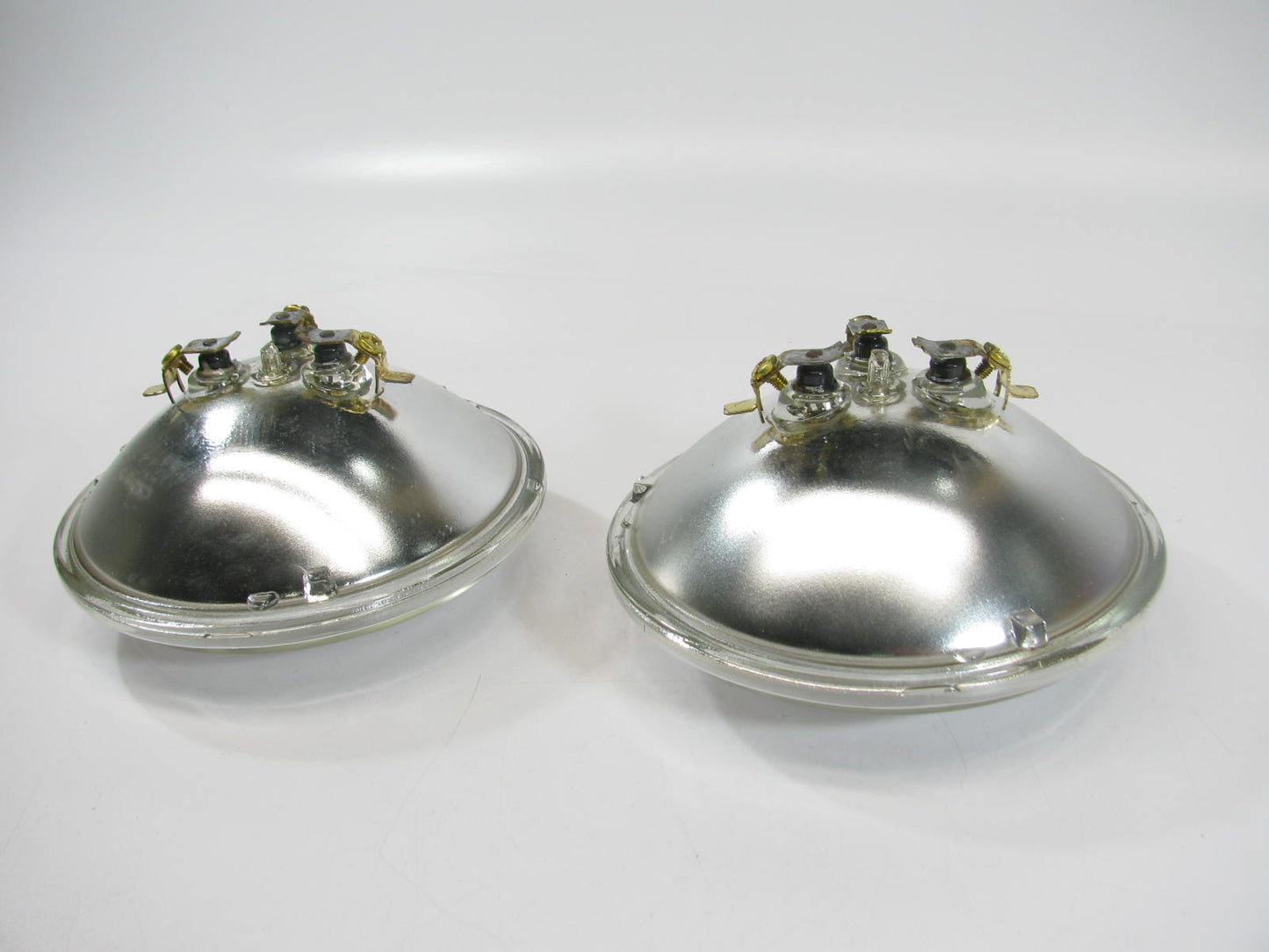 (2) Wagner 4007 Sealed Round Headlight Headlamp Bulb - PAR46 100W 13V
